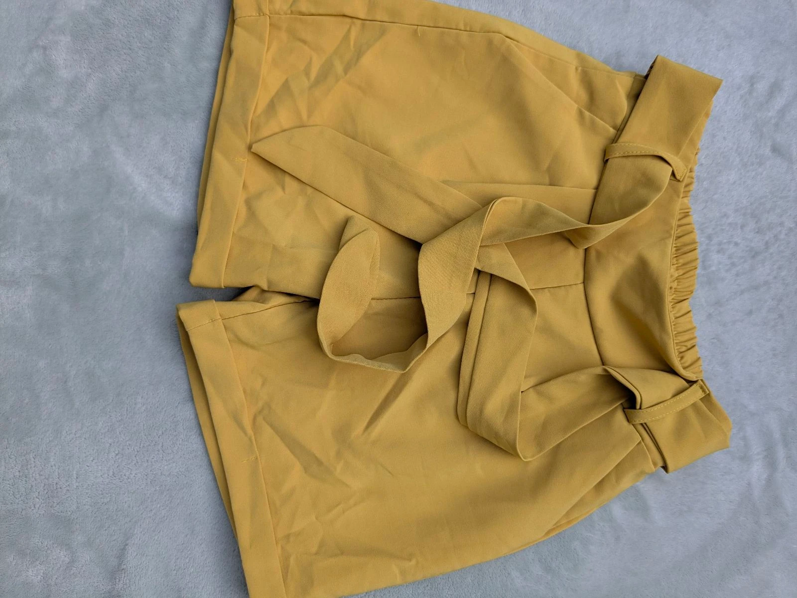 Short jeune adolescente jaune moutarde
